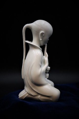 Royal Copenhagen porcelæns figur i Blanc de Chine af opiumsryger , design Arno Malinowski (1899-1976) RC#2342.Højde: 14cm.