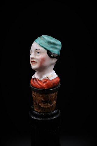 Sjov , gammel vinprop i bemalet porcelæn med buste af Kvinde. 