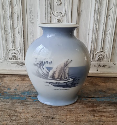 Royal Copenhagen vase dekoreret med isbjørnNo. 4351