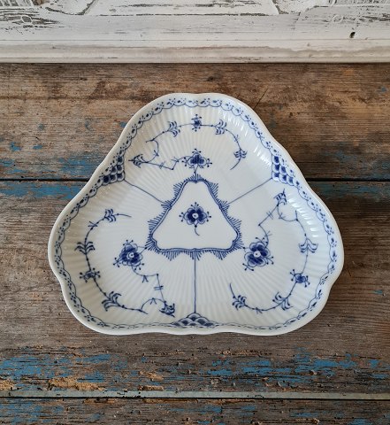 Royal Copenhagen Musselmalet halvblonde trekantet fad No. 515
