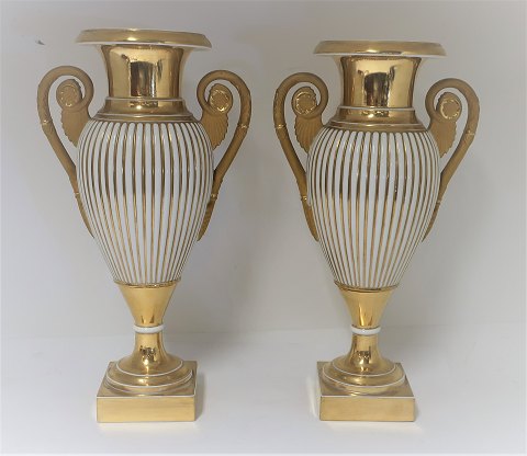 Royal Copenhagen. 2 prydvaser med hanke. Model 740/8627. Højde 31 cm. (2 sortering)