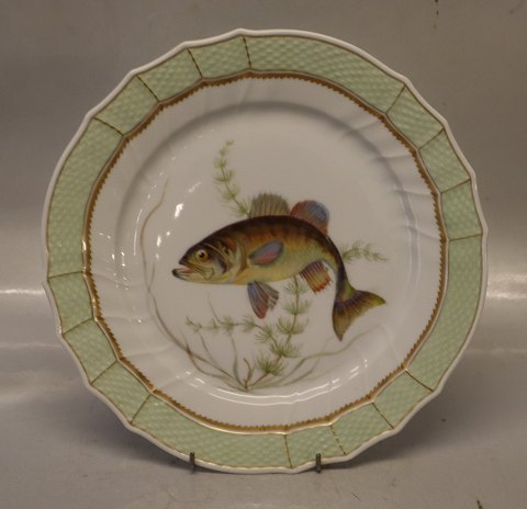 919-1710  Aborre? = largemouth bas Micropterus salmonides svejfet med grøn bort 25.5 cm Royal Copenhagen Svejfet Fisketallerken