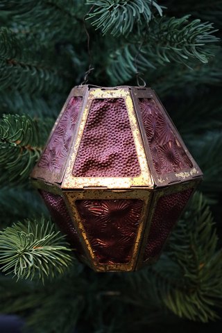 Gammelt julepynt til juletræet , 6 kantet jule-lygte i forgyldte blik og rød plast med en rigtig fin patina. Højde: 11cm.