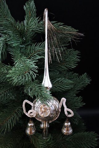 Gammelt glasspir til toppen af juletræet i sølv og små klokker.Højde: 28cm.