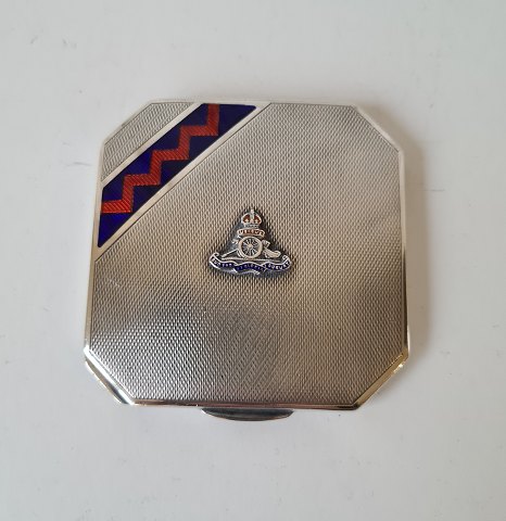 Pudderdåse i sterling sølv og emalje prydet med Royal Regiment of Australian Artillery´s logo