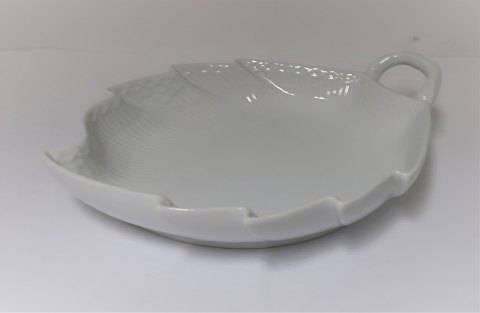 Royal Copenhagen. Hvid halvblonde. Asiet Blad. Model 357. Længde 23 cm. (3 sortering).