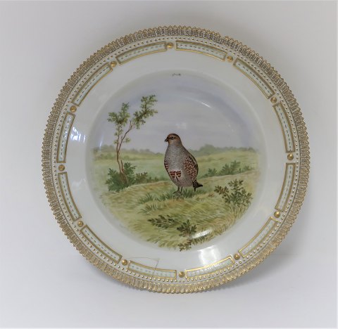Royal Copenhagen. Jagtstellet. Middagstallerken. Model 3549. Diameter 25 cm. Tallerken er med reparation. (se foto)