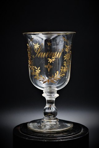 Gammelt fransk Souvenir glas , dekoreret med guld skrift "Souvenir" og blomster ranker. H:15cm. Dia.:8,5cm. Også rigtig fin som lysglas til lille fyrfadslys.