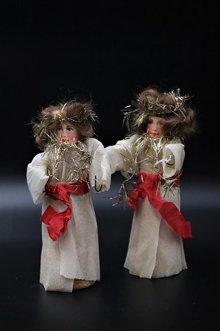 Lille fransk englepige i pap , papir og glitter.Højde: 18cm.