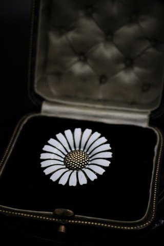 Fin gamle Marguerit / Daisy broche i sterling sølv og hvid emalje. Dia.:3,6cm. Stemplet Volmer Bahner ( VB )