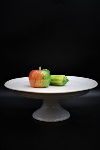 Gammel fransk lagkagefad på fod i hvid porcelæn.Kagefadet er i lækker kraftigt kvalitet.H:12cm. Dia.:32cm.