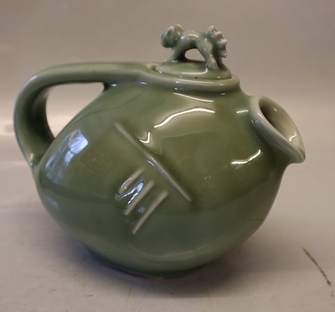 Jadegrøn figurativ kande Kongelig Dansk Stentøj Kgl.  Kande med figurativt låg  23 x 19 cm Signeret 28-5-1949 BW Bode Willumsen