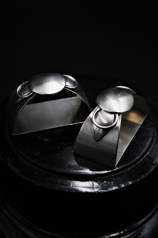 Beautiful napkin ring in strong quality in silver, Stamped. H:3cm. L:5,5cm. W:2,8cm. (1 pcs available)