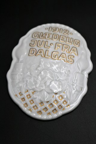 Royal Copenhagen oval minde juleplatte " 1912 Glædelig jul fra Dalgas" med guld dekoration.11x8,5cm.