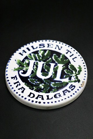 Lille rund juleplatte fra Aluminia i fajance."Hilsen til JUL fra Dalgas" Dia.:9cm...
