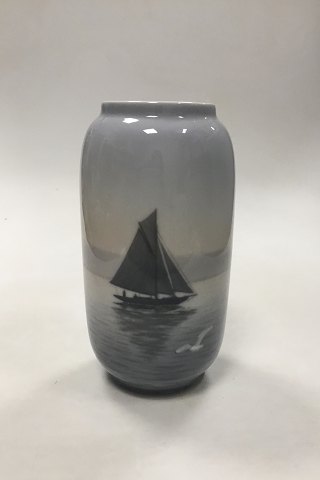 Royal Copenhagen Art Nouveau vase med sejlskib no 1100 / 107
