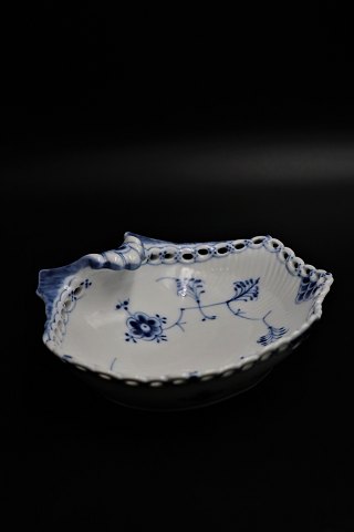 Royal Copenhagen  Helblonde musling skål. År 1960.RC#1/1074. 3.sort. Personalesalg.H:6cm. 17x19cm.