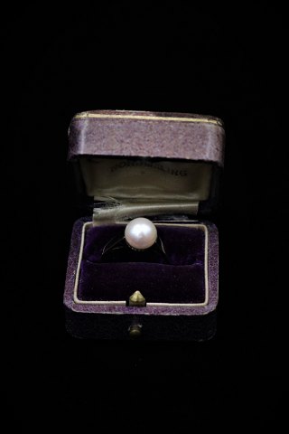 Fin gammel ring i 14 karat hvidguld med stor fin kulturperle.Ring størrelse 56.