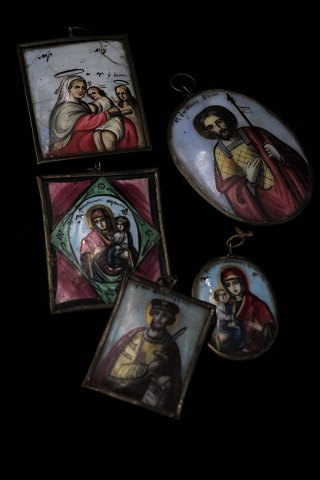 Gamle håndmalet russiske religiøse motiver , malet på porcelæn og indfattet i messing ramme...