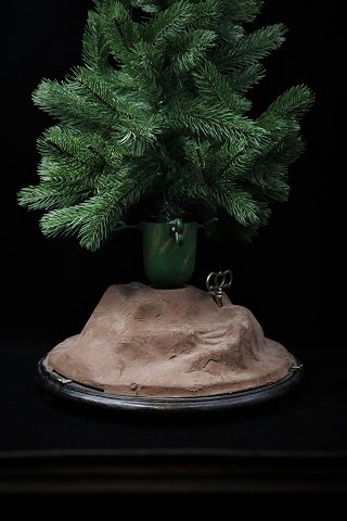 Gammel tysk mekanisk (med optræk) juletræsfod fra omkring år 1900 i metal / papmache med spilledåse.