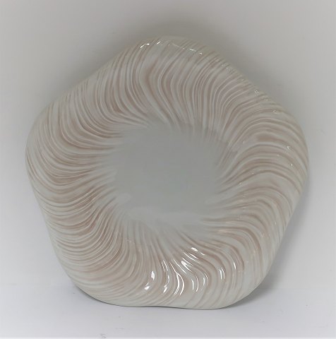 Royal Copenhagen. Rosa Konkylie. Design ; Arje Griegst. Middagstallerken. Diameter 24,5 cm. Model 14172.  (2 sortering).