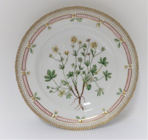 Royal Copenhagen, Flora Danica. Middags tallerken. Design #3549. Diameter 25 cm. (1 sortering). Potentilla verna L