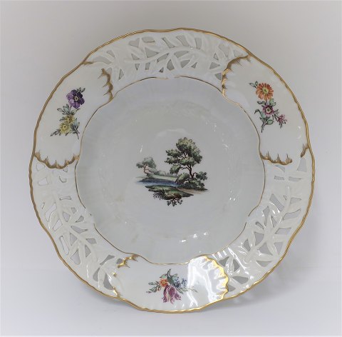 Royal Copenhagen. Stor suppetallerken med gennemskåret bort. Stel 4035-12080. Diameter 25 cm. (1 sortering)