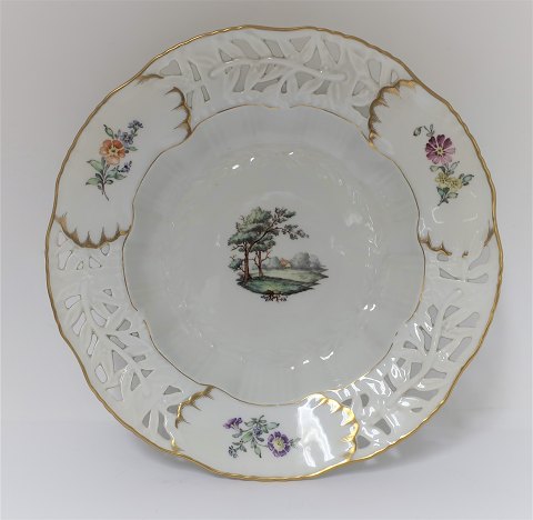 Royal Copenhagen. Stor suppetallerken med gennem skåret bort. Stel 4020-12080. Diameter 25 cm. (1 sortering)