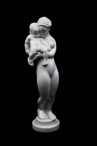 Kai Nielsen (1882-1924) "Woman with child" in Blanc de Chine (white porcelain) from Bing & Grondahl. B&G#4109. 1.sort. Height: 32cm.