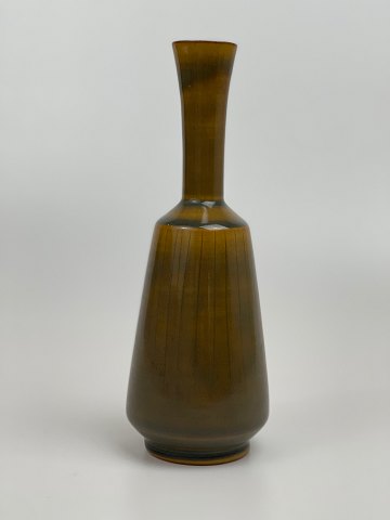 Beautiful vase from Swedish Andersson & Johansson, Hoganas. Glossy, brown glaze with thin stripes