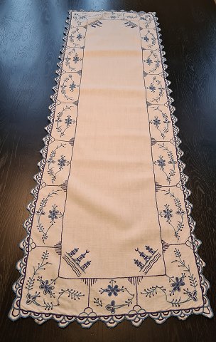 Bord løber broderet med musselmalet mønster Mål 37,5 x 116 cm.