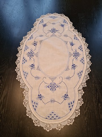 Bord løber broderet med musselmalet mønster Mål 44 x 78 cm.