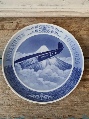 Royal Copenhagen Mindeplatte fra 1926 Tokyo platte. Fremstillet i anledning af flyvningen mellem København og Tokyo.