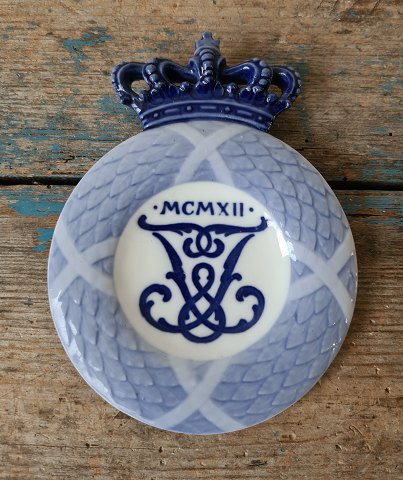 Royal Copenhagen Mindeplatte fra 1912 - Frederik VIII.s mindeplatte - Kronet krans med spejlmonogram