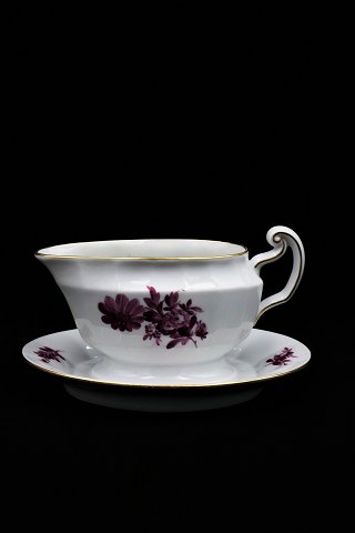 Sjælden Royal Copenhagen sovseskål på fast underfad i Purpur Blomst -Kantet med guldkant. H:11,5cm. L:21cm.RC# 424/8534. 2.sort. (1870-90)