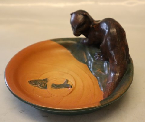 219 XVI Tray with otter and fish 15 cm Axel Sorensen  1939 Ipsen Danish Art Pottery