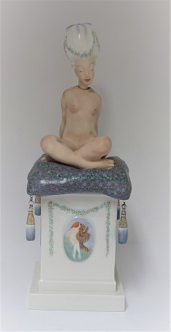 Royal Copenhagen. Porcelænsfigur. Design : Gerhard Henning. Ane-Mari. Model 1010. Højde 30 cm. (1 sortering)