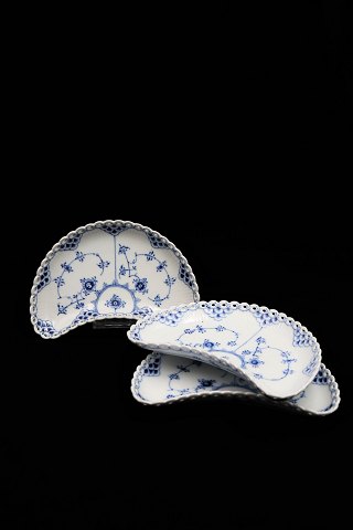 Royal Copenhagen Musselmalet Helblonde halvmåneformet fad.RC#352. Personalesalg - 3.sort. 21,5x13cm.SOLGT !