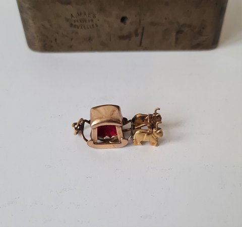 Pendant in 18 kt gold in the form of a sleigh pulled by two oxen