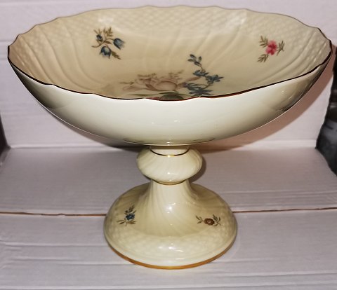Frijsenborg (Frisenborg) footed serving dish bowl in porcelain from Royal Copenhagen.