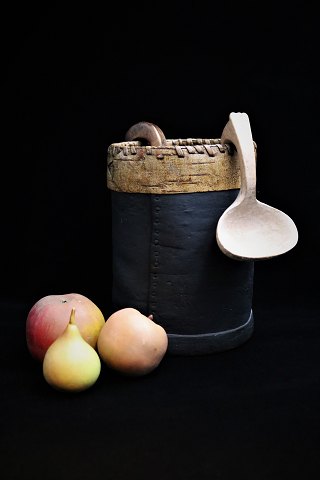 Svensk 1800 tals krukke i birkebark med træbund til opbevaring.H:21,5cm. Dia:15cm.