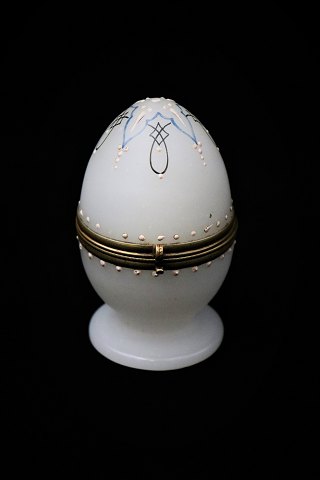 Dekorativt , antikt parfume æg i opal glas med bronze montering.H:10cm. Dia.:6cm.