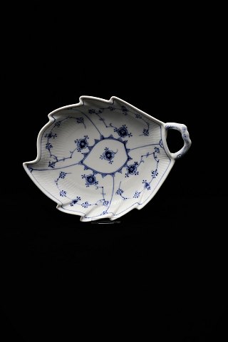 Royal Copenhagen Musselmalet Riflet bladformet fad med hank.RC#1/144. 1.sort. 22,5x18cm.