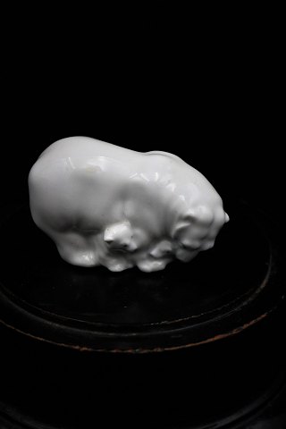 Royal Copenhagen porcelæns figur af isbjørn med sine unger.Design Jeanne Grut.RC#4780. 1.sort.H:4,5cm. L:8cm.