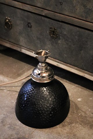 Gammel butiksspot med lampeskærm i glas , sortmalet ydersiden og med fattigmandssølv indeni....