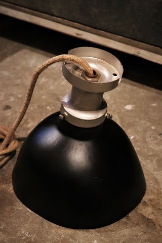 Gammel butiks spot med glas skærm i fattigmandssølv , sort malet på ydersiden....