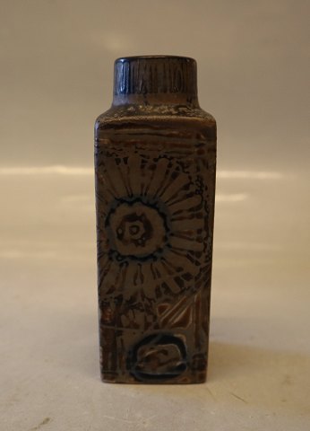 870-3258 Brun firkantet vase 12 cm. Baca, Nils Thorsson Aluminia Baca kunstfajance 