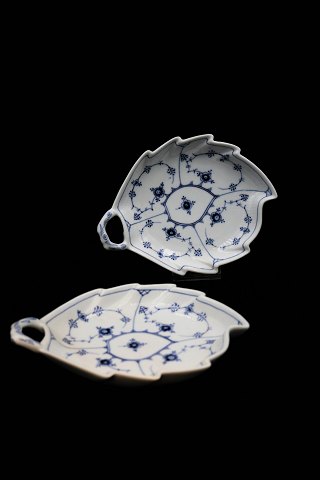 Royal Copenhagen Musselmalet Riflet bladformet fad med hank.RC#1/144.  22,5x18cm.3.sort....