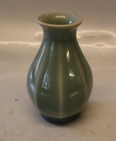 Unika Hans Henrik Hansen Grøn Vase linjer under glasuren 13 cm HHH Kongelig Dansk Stentøj