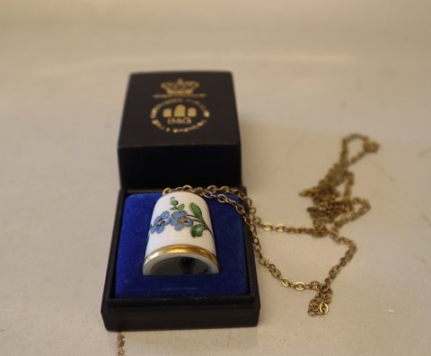 4802 Timble 2.5 cm  B&G Saxon Flower white porcelain with box and chain